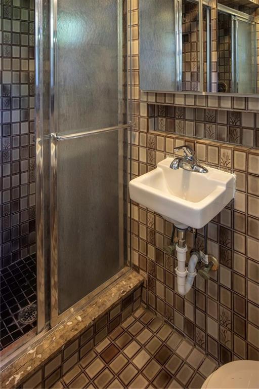 5616 Marlborough Road Pittsburgh, PA 15217 - Photo 15 of 23 Master bath...