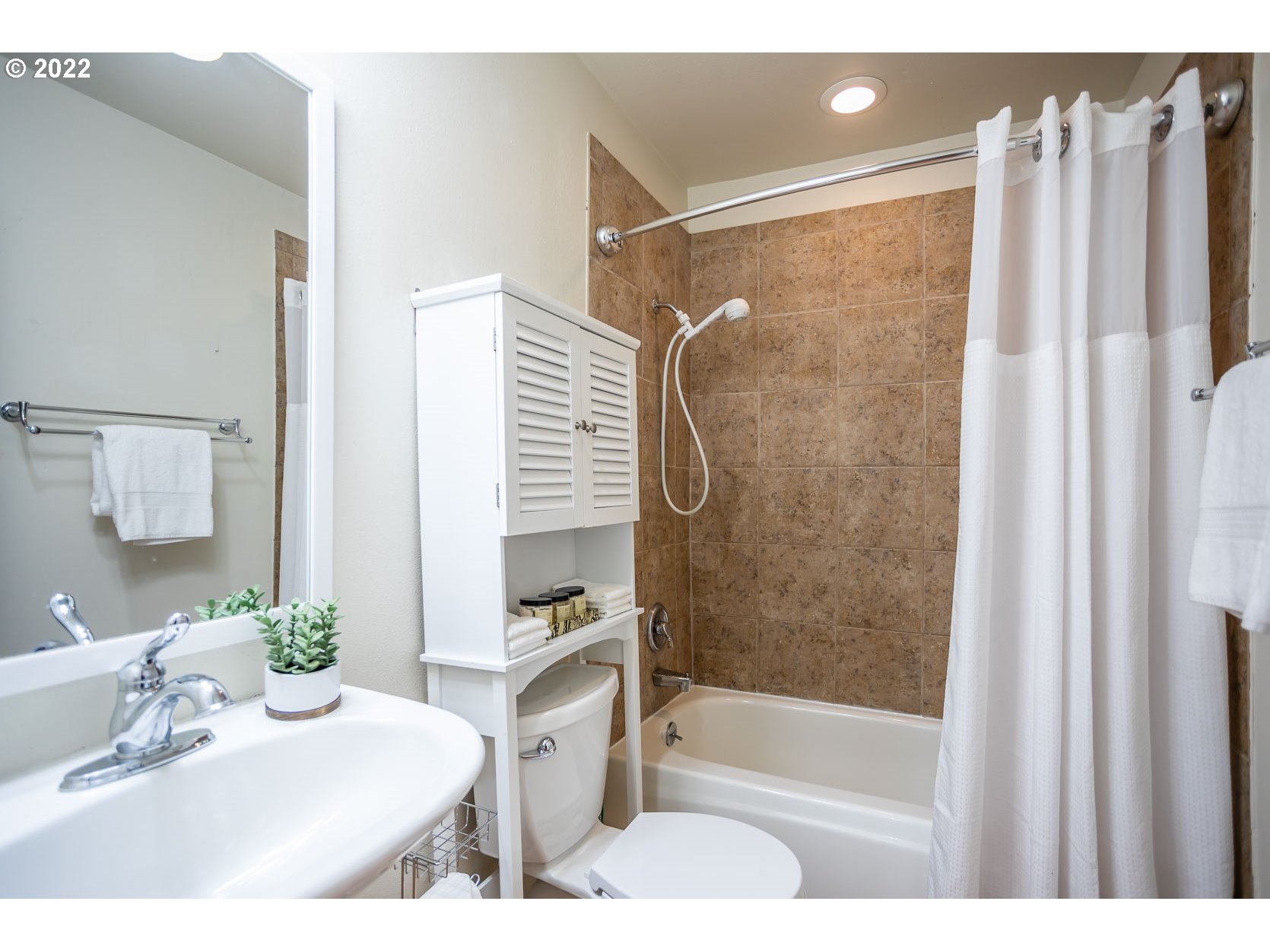 2017 Kimberly Drive Eugene, OR 97405 - Photo 19 of 32 a bathroom with a bathtub shower sink and toilet