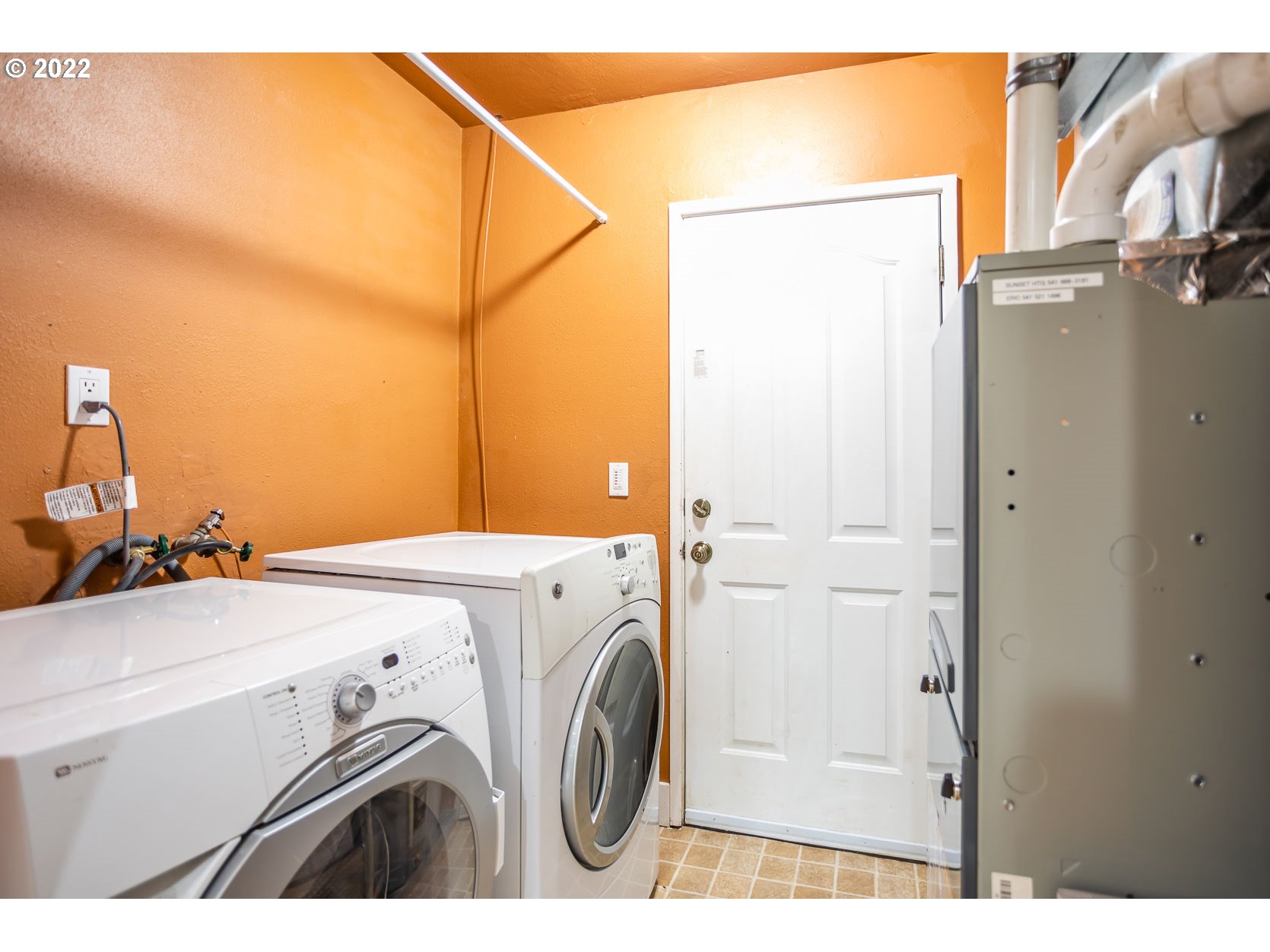2017 Kimberly Drive Eugene, OR 97405 - Photo 21 of 32 a utility room with dryer and washer