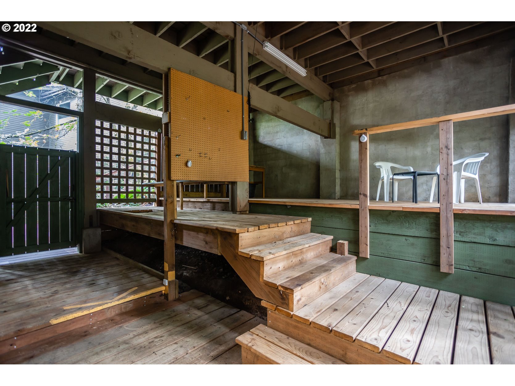 2017 Kimberly Drive Eugene, OR 97405 - Photo 22 of 32 a balcony with table and chairs