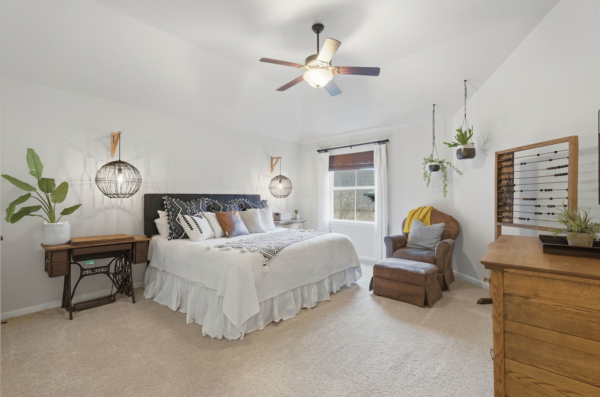 147 West Valera Ridge Place The Woodlands, TX 77389 - Photo 27 of 50 Upstairs secondary bedroom currently used as a private guest suite, featuring a spacious closet and its own ensuite bathroom—ideal for guest privacy.