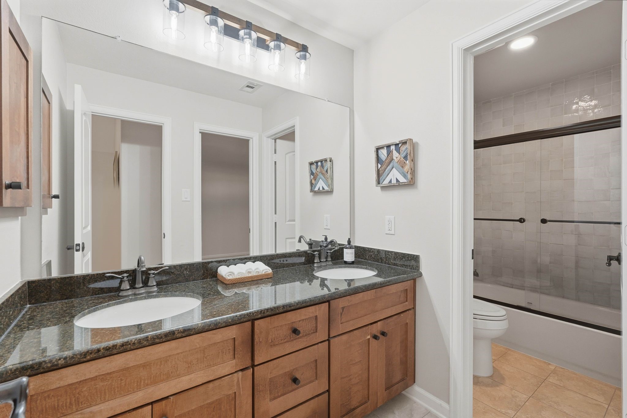 147 West Valera Ridge Place The Woodlands, TX 77389 - Photo 31 of 50 Jack and Jill bathroom with granite, double sinks, updated lighting and an updated shower/tub.