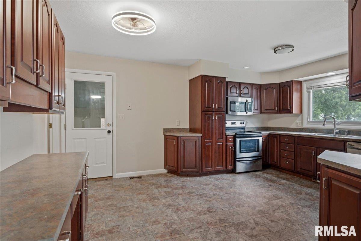 701 Samuel Street Taylorville, IL 62568 - Photo 10 of 31