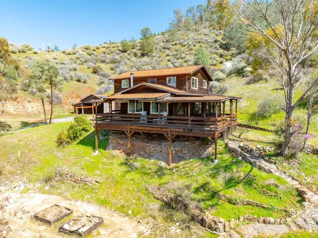 a view of house with a big yard