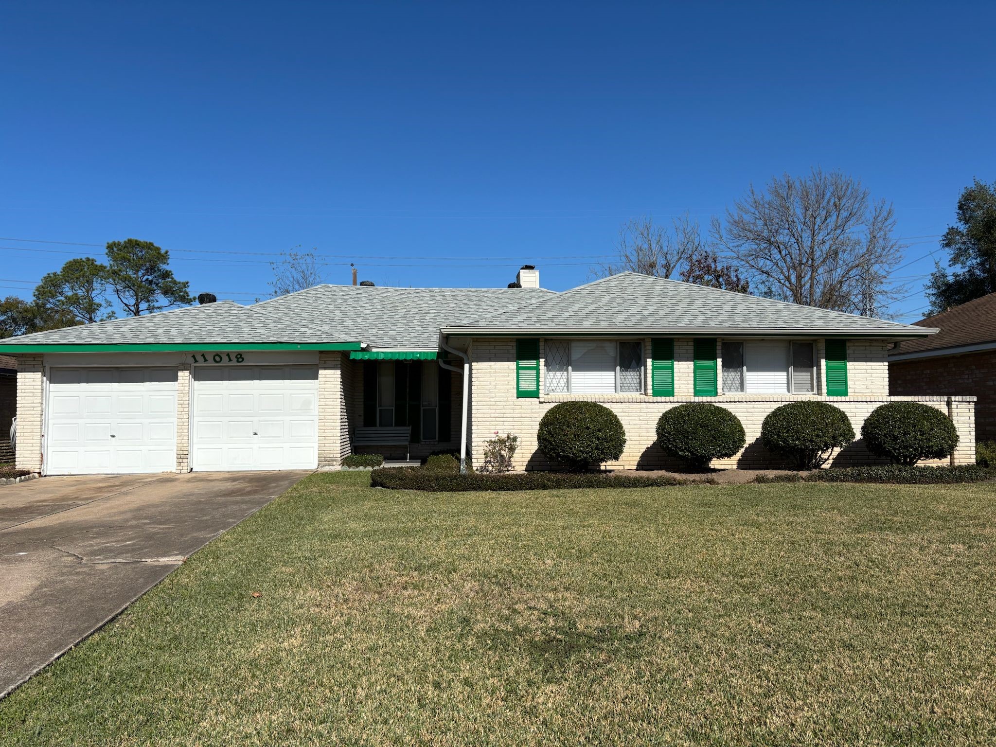 a view of a house with yard and garage
