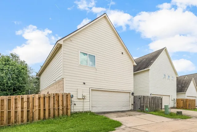 $2,250 | 7559 Autumn Sun Drive, Houston, TX 77083