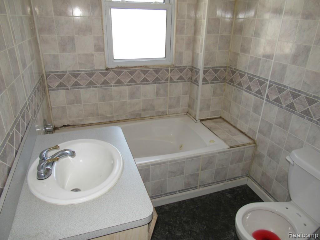 2827 Weaverton Rochester, MI 48307 - Photo 26 of 43 2827 WEAVERTON ROCHESTER HILLS (72).jpg