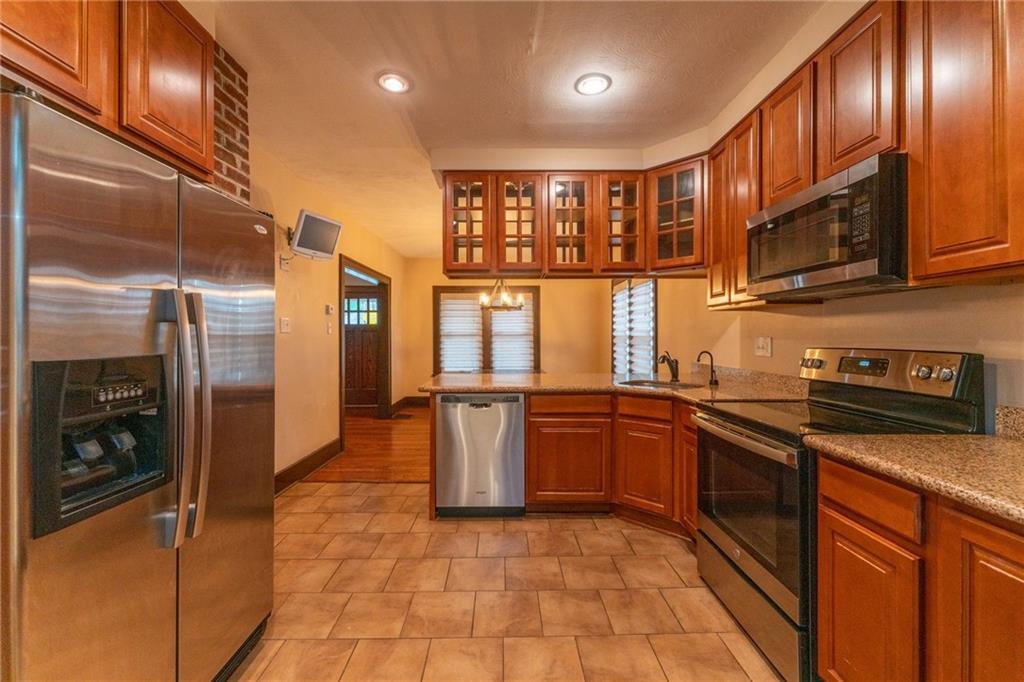 262 Cliffview Road Pittsburgh, PA 15212 - Photo 7 of 14 Pristine kitchen with stainless steel appliances