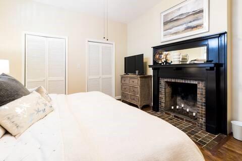 356 5th Street Northeast Atlanta, GA 30308 - Photo 29 of 54 a bedroom with a bed and a television