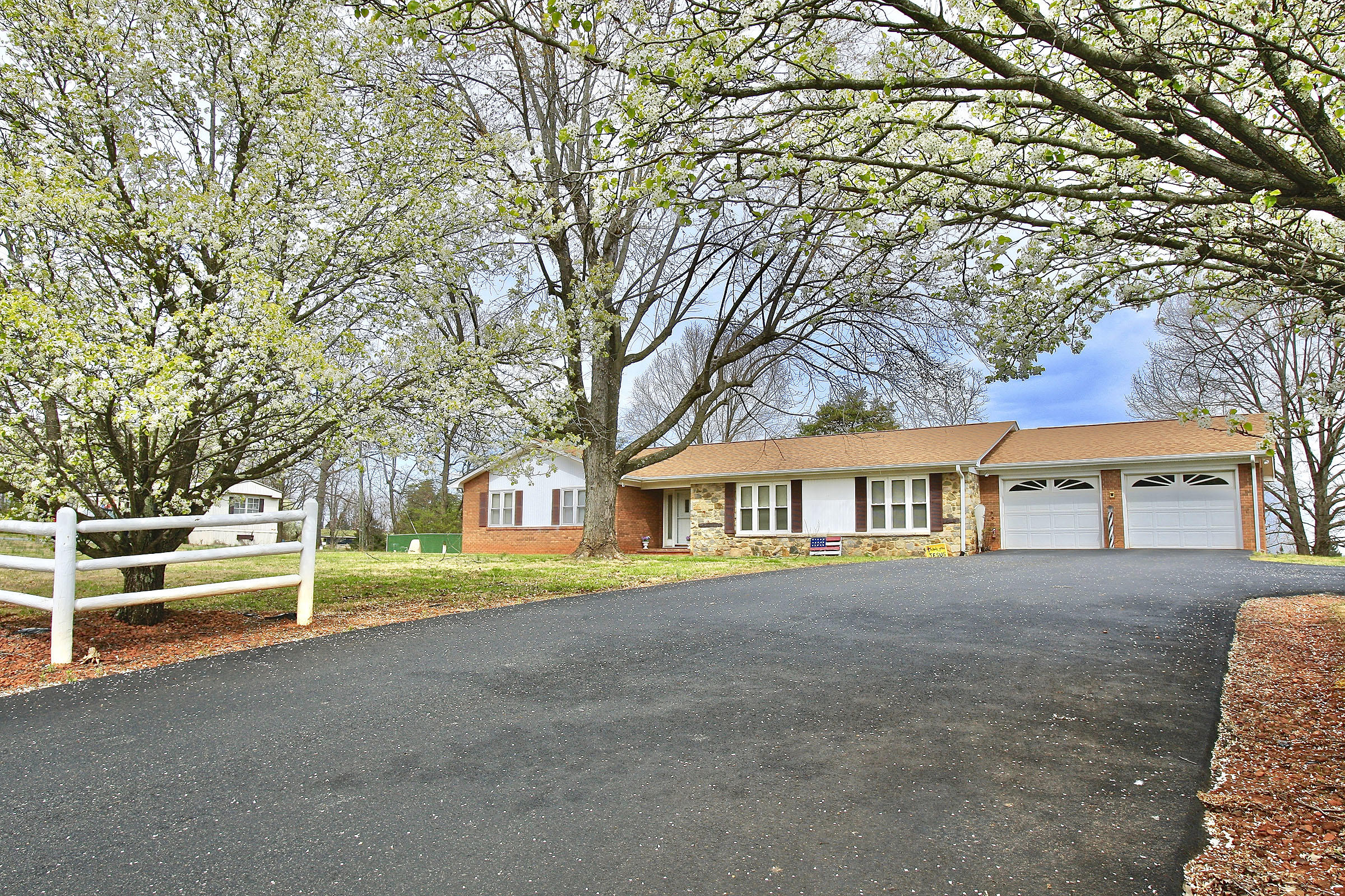 102 Golden View Road Glade Hill, VA 24092 - Photo 2 of 82 _V4B5758