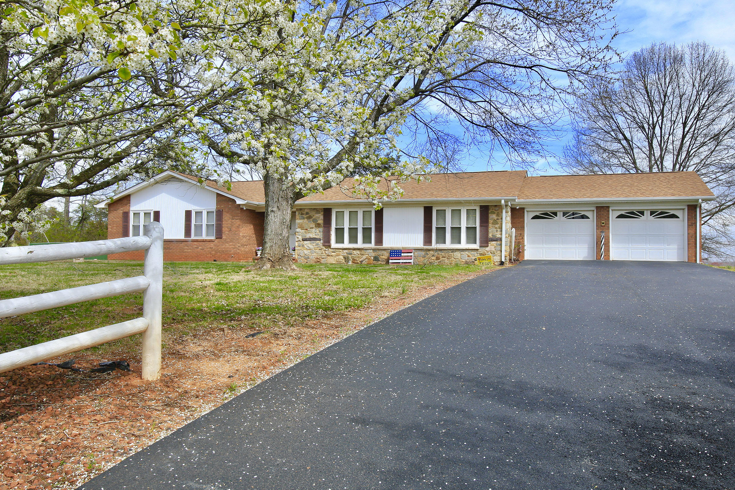102 Golden View Road Glade Hill, VA 24092 - Photo 3 of 82 _V4B5673