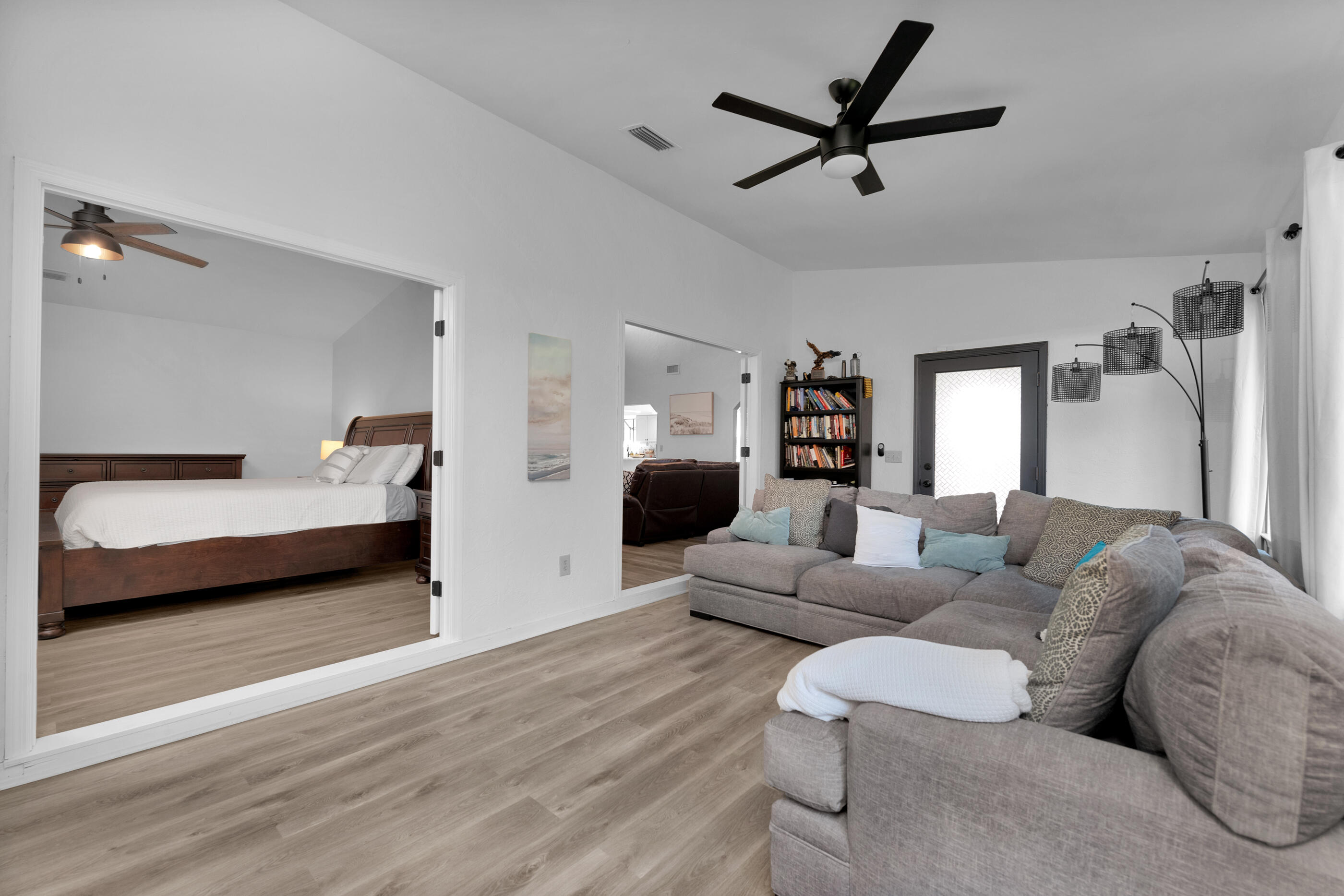 708 Caribbean Way Niceville, FL 32578 - Photo 28 of 42 a living room with furniture