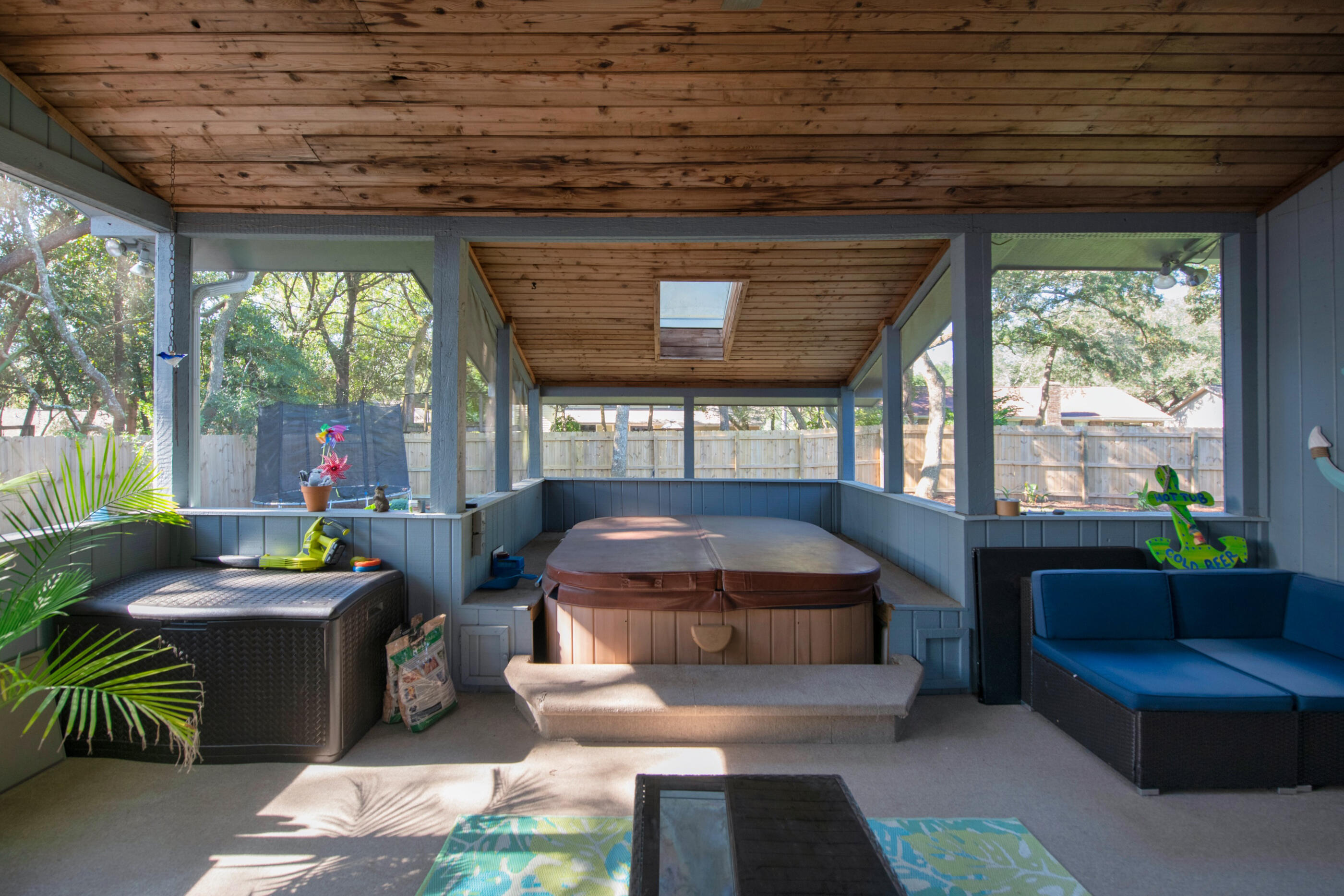 708 Caribbean Way Niceville, FL 32578 - Photo 37 of 42 a living room with furniture and a potted plant