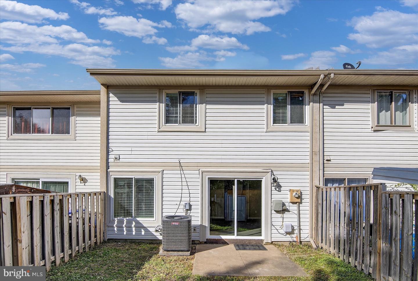 402 Reneau Way Herndon, VA 20170 - Photo 23 of 23 a backyard of a house