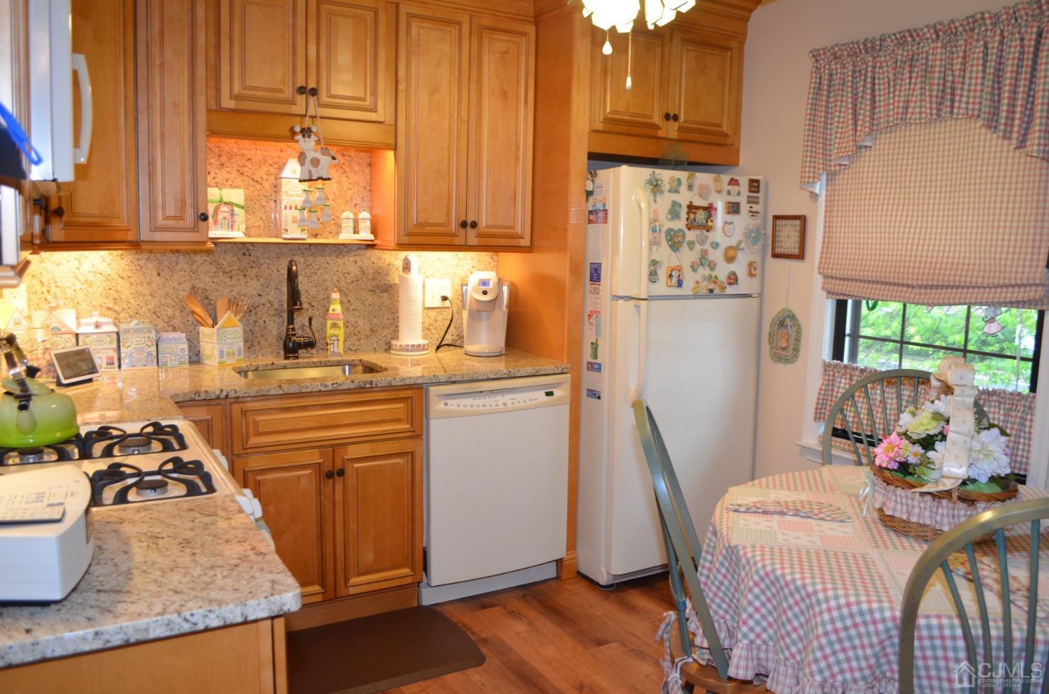 6 Foxhall Middlesex, NJ 08846 - Photo 3 of 18 Gallery Image 3