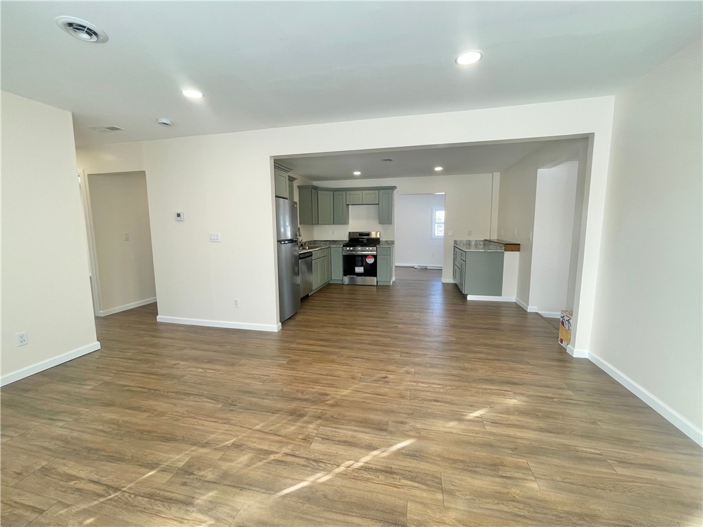 39 Elmhurst Circle Aurelius, NY 13021 - Photo 11 of 24 Living room / Kitchen