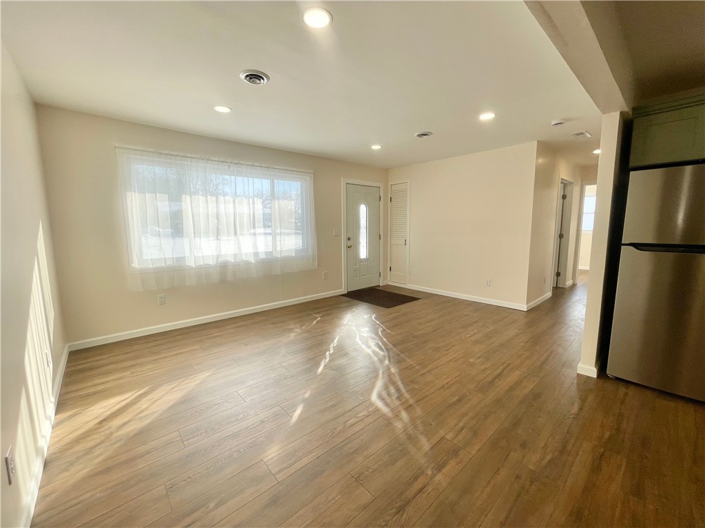 39 Elmhurst Circle Aurelius, NY 13021 - Photo 12 of 24 Living room / Kitchen