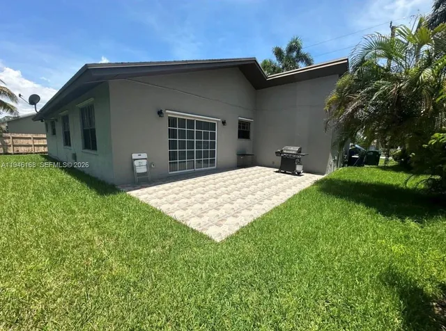 a view of a house with a yard