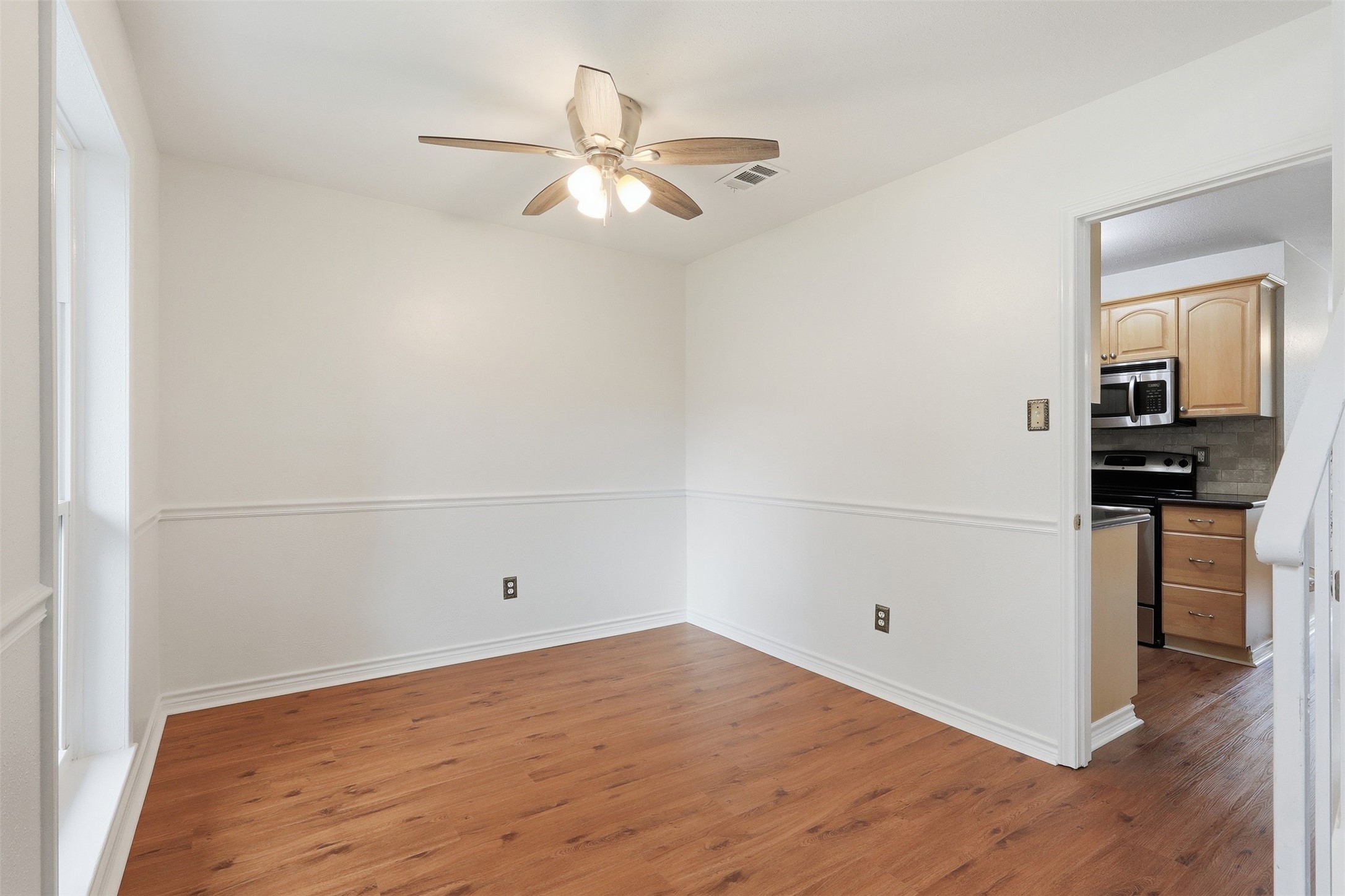10 East Broken Oak Court Spring, TX 77381 - Photo 11 of 47 Spacious dining room with direct access to the kitchen. Perfect for family meal time or lavish dinner parties.