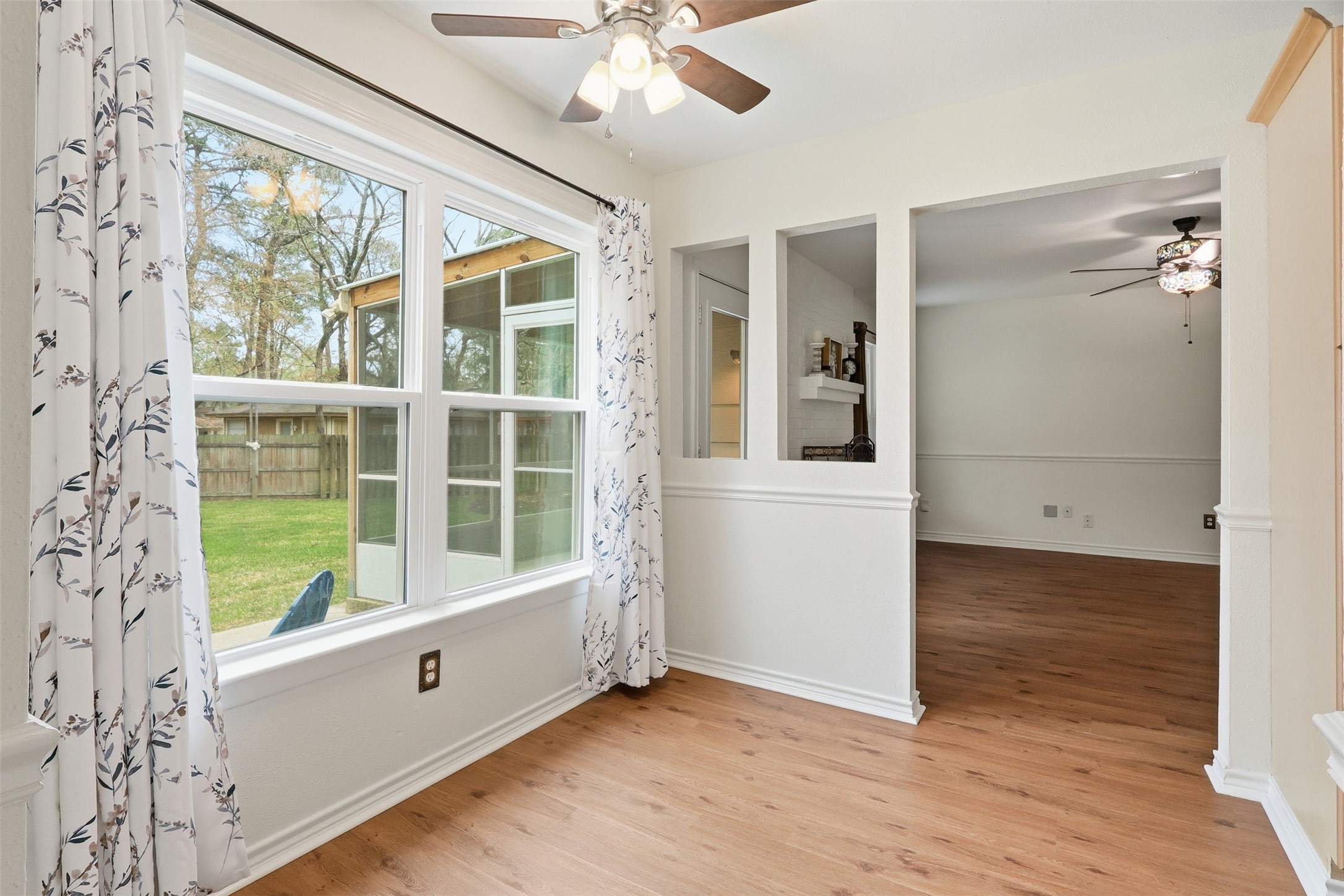 10 East Broken Oak Court Spring, TX 77381 - Photo 19 of 47 This breakfast nook is a great place to start your day!
