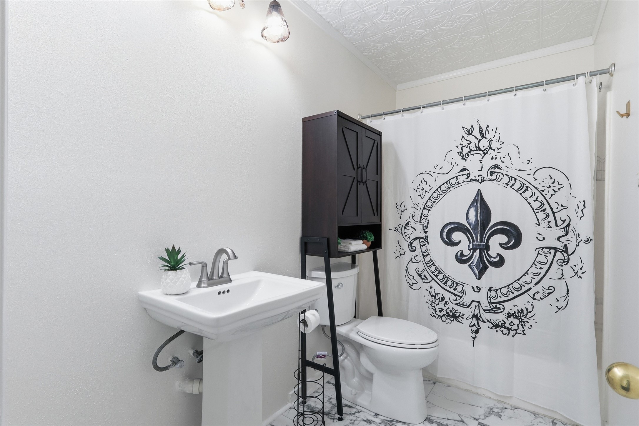 10 East Broken Oak Court Spring, TX 77381 - Photo 31 of 47 Upstairs secondary bathroom with beautiful flooring and molded ceilings.