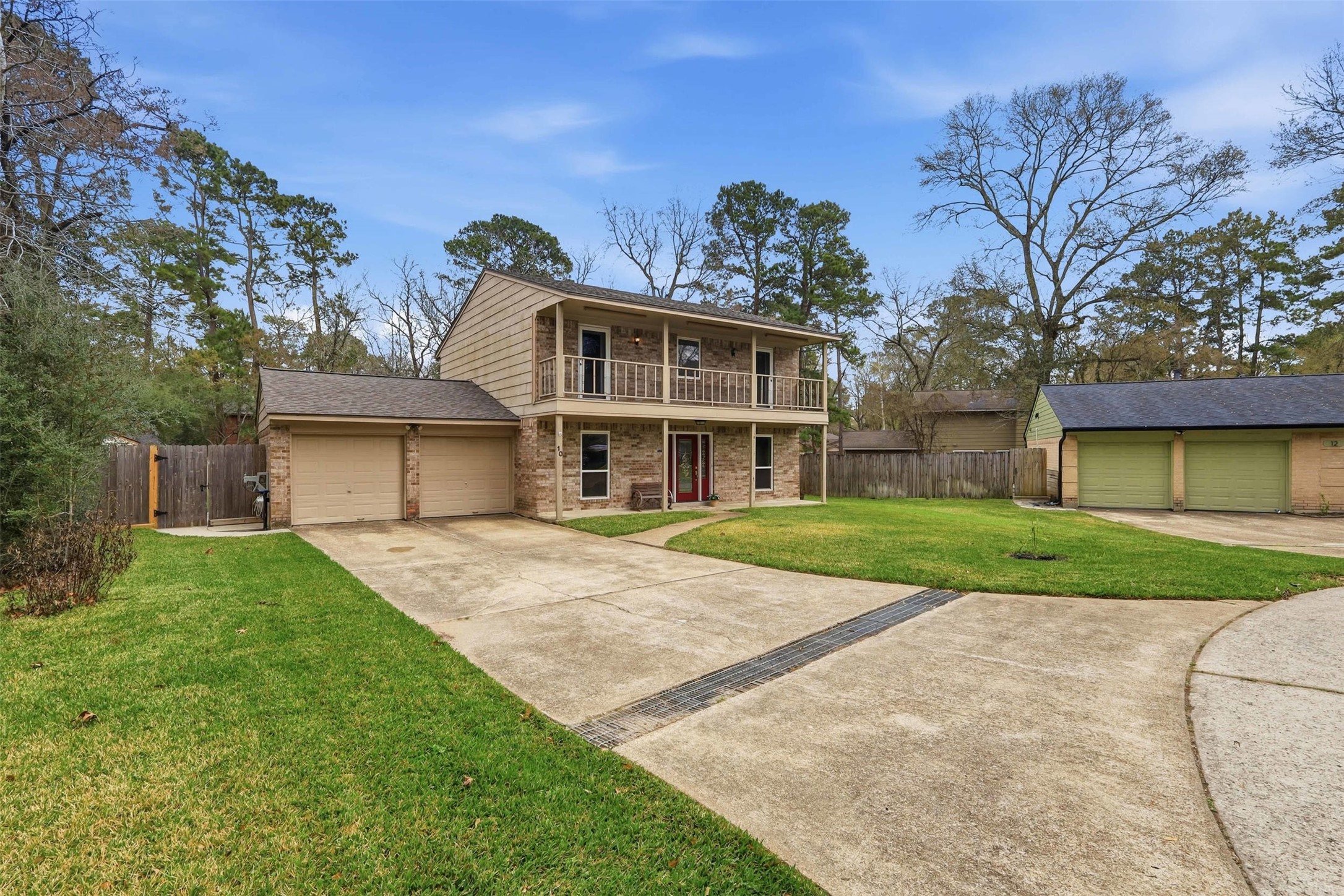 10 East Broken Oak Court Spring, TX 77381 - Photo 7 of 47 Spacious driveway and two car garage. Plenty of space for the whole family.