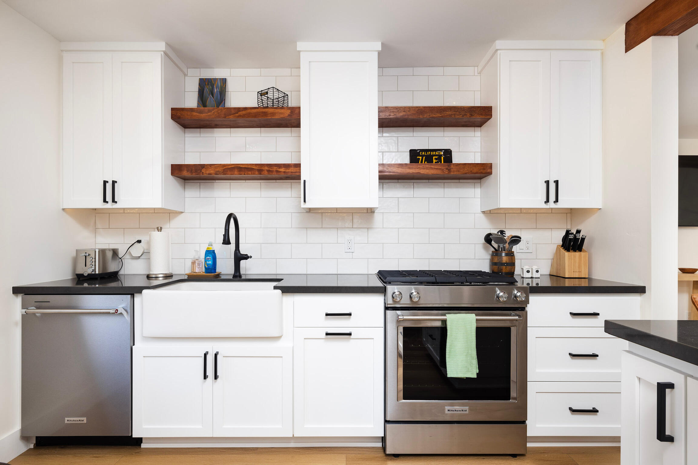 238 San Rafael Avenue Santa Barbara, CA 93109 - Photo 5 of 17 Gorgeous kitchen