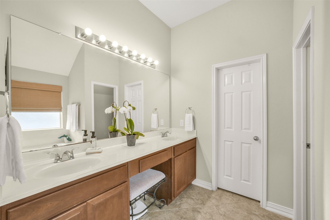 25103 Diamond Ranch Drive Katy, TX 77494 - Photo 22 of 34 Double sinks in the primary bathroom.