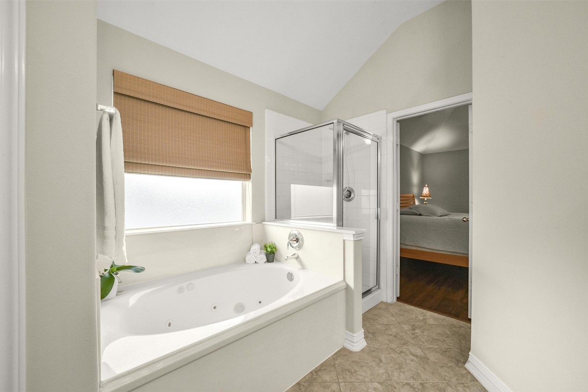 25103 Diamond Ranch Drive Katy, TX 77494 - Photo 23 of 34 The primary bathroom has a "like new" jetted tub.