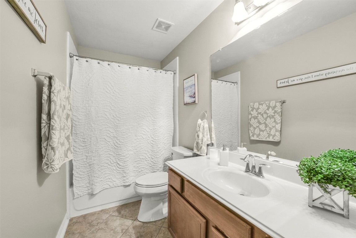 25103 Diamond Ranch Drive Katy, TX 77494 - Photo 27 of 34 A view of the second full bathroom that sits next to the secondary bedrooms.