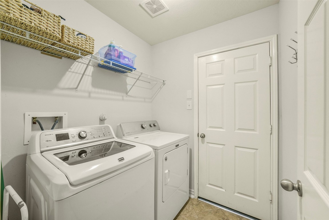 25103 Diamond Ranch Drive Katy, TX 77494 - Photo 30 of 34 The laundry room with access to the garage.