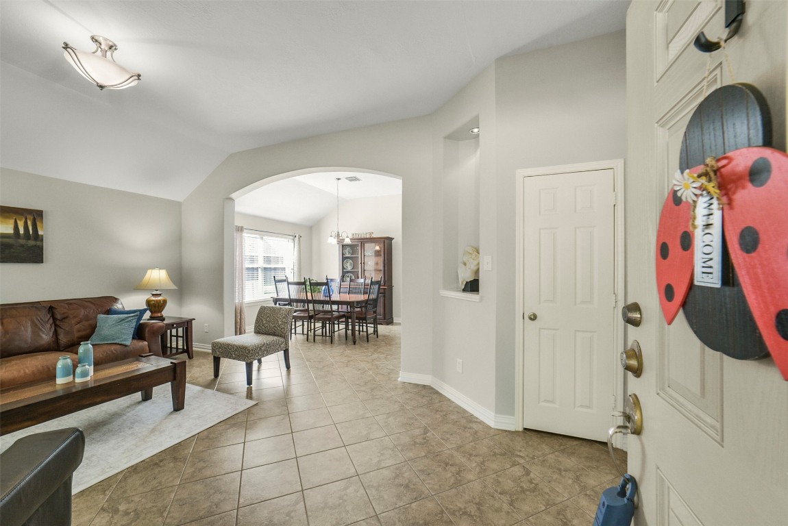 25103 Diamond Ranch Drive Katy, TX 77494 - Photo 5 of 34 Upon entering the front door you will find a spacious living room that opens to the formal dining room and a coat closet.