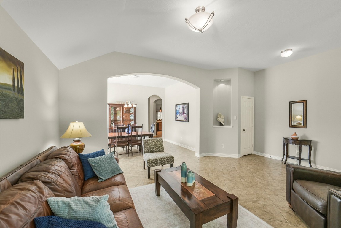 25103 Diamond Ranch Drive Katy, TX 77494 - Photo 7 of 34 The lighted niche adds a touch of class to the living room.