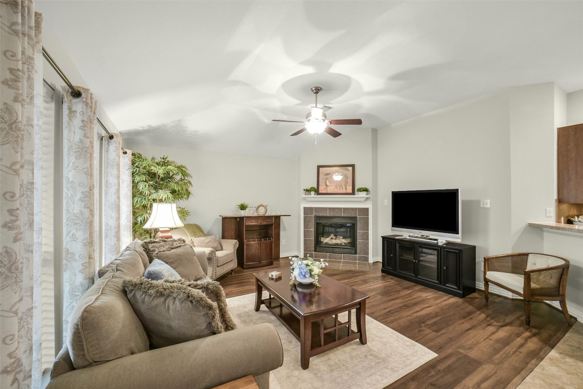 25103 Diamond Ranch Drive Katy, TX 77494 - Photo 10 of 34 The family room opens to the kitchen and breakfast area.