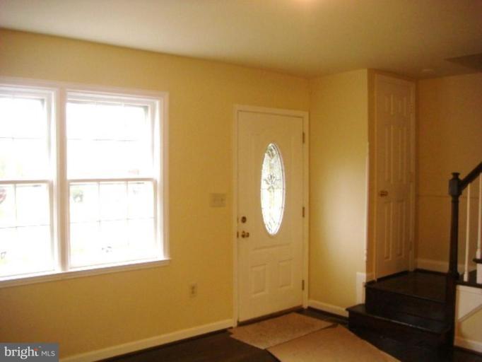 1009 St Dunstans Road Baltimore, MD 21212 - Photo 2 of 27 Entrance / Foyer