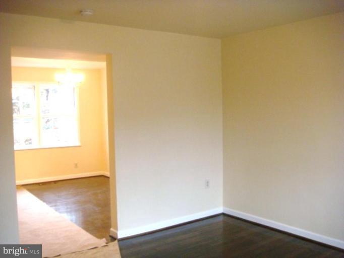 1009 St Dunstans Road Baltimore, MD 21212 - Photo 4 of 27 Living Room/Dining Room