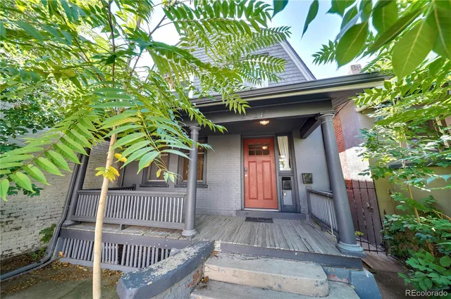 a view of entryway with a deck