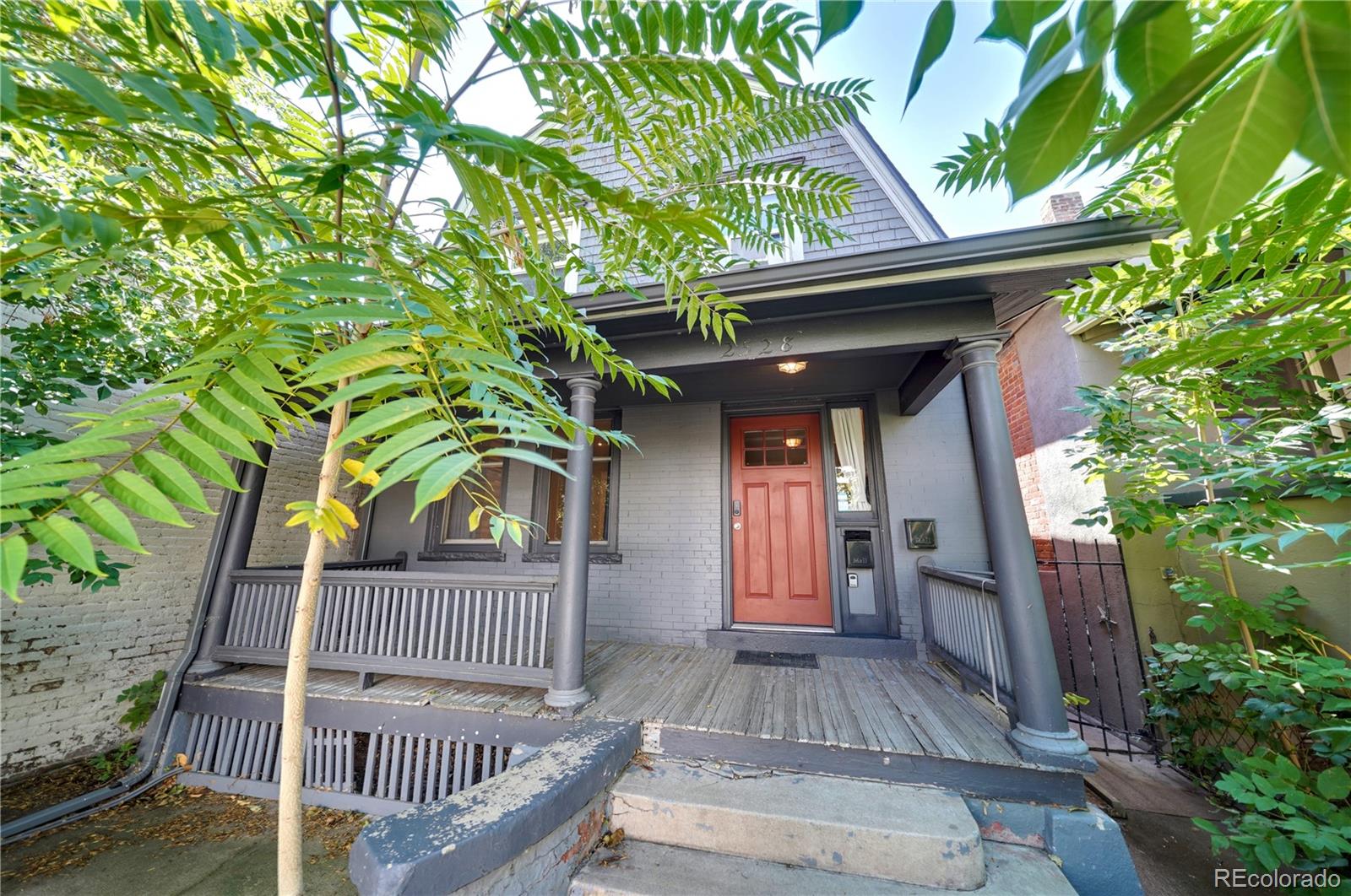 a view of entryway with a deck