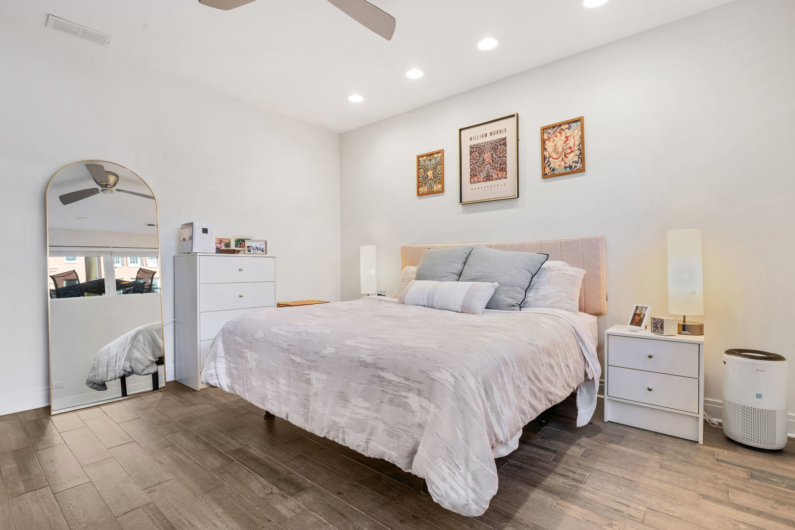 933 West George Street, Unit 1N Chicago, IL 60657 - Photo 16 of 30 a bedroom with a bed and a large mirror