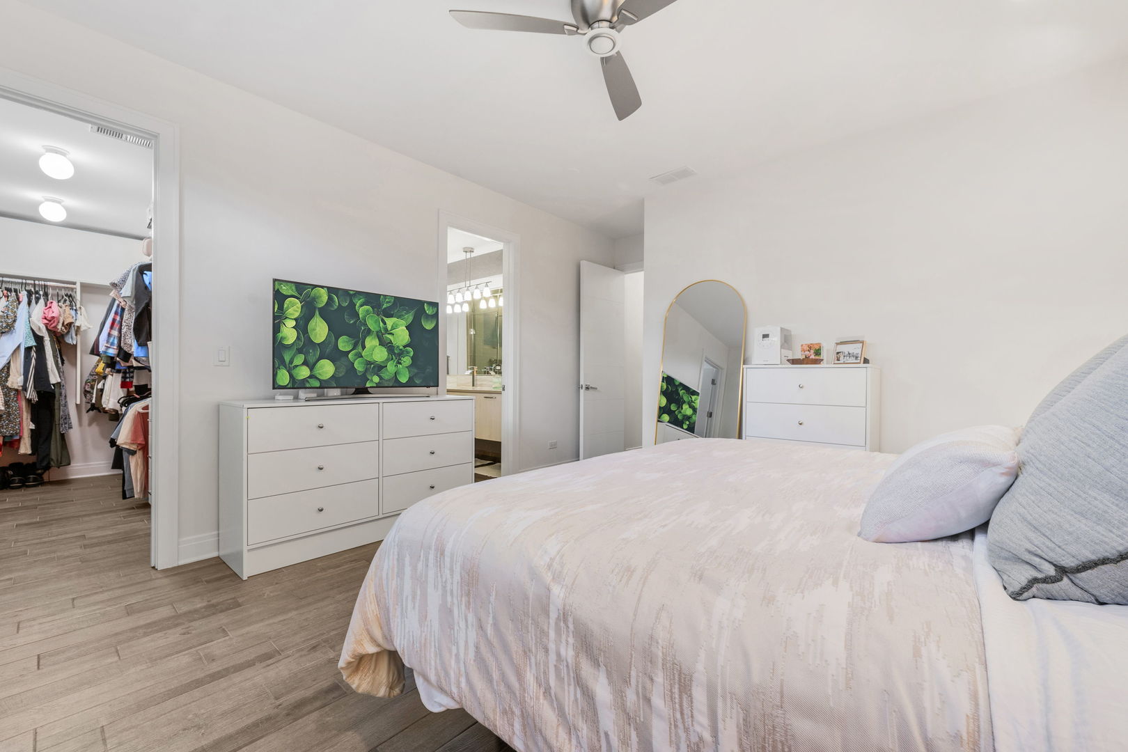 933 West George Street, Unit 1N Chicago, IL 60657 - Photo 18 of 30 a bedroom with a bed and a flat screen tv