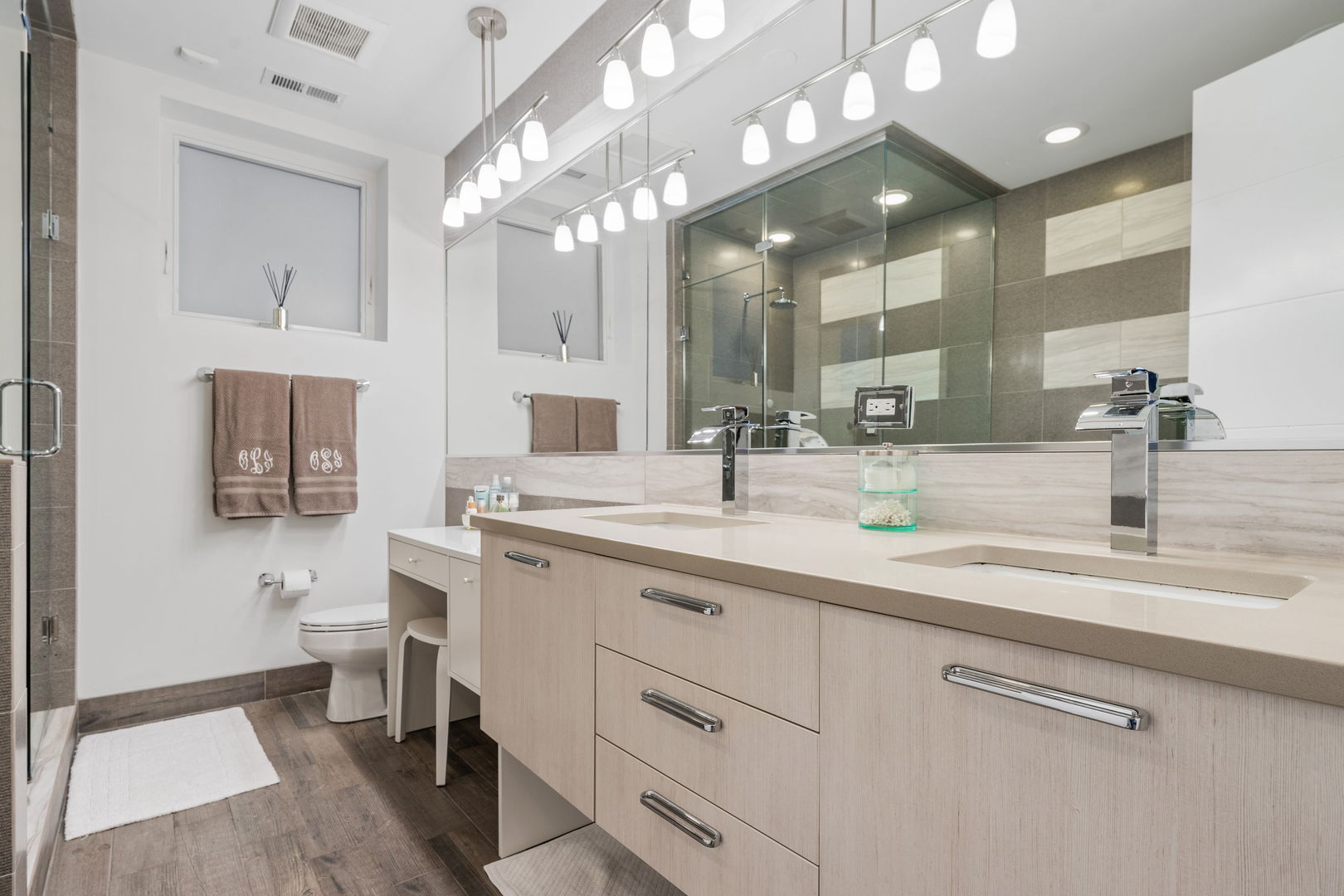 933 West George Street, Unit 1N Chicago, IL 60657 - Photo 21 of 30 a bathroom with a double vanity sink and a mirror