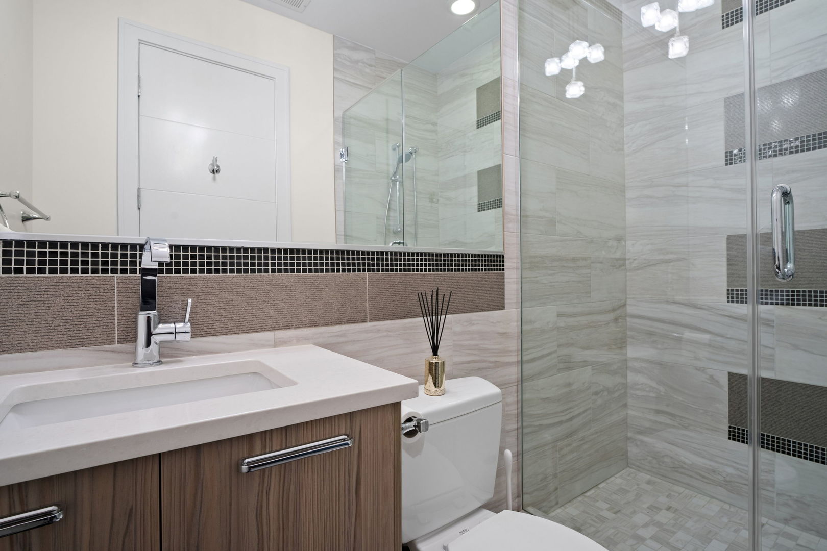 933 West George Street, Unit 1N Chicago, IL 60657 - Photo 25 of 30 a bathroom with a sink toilet and shower