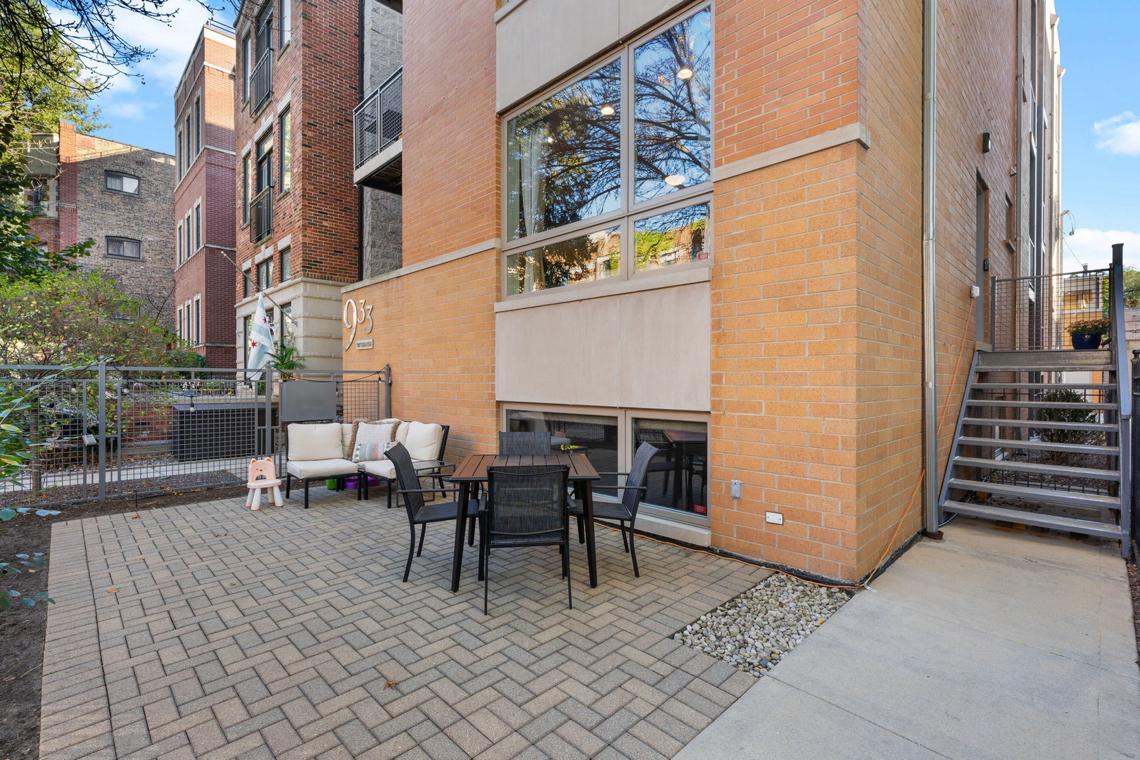 933 West George Street, Unit 1N Chicago, IL 60657 - Photo 27 of 30 a view of a patio with dining table and chairs