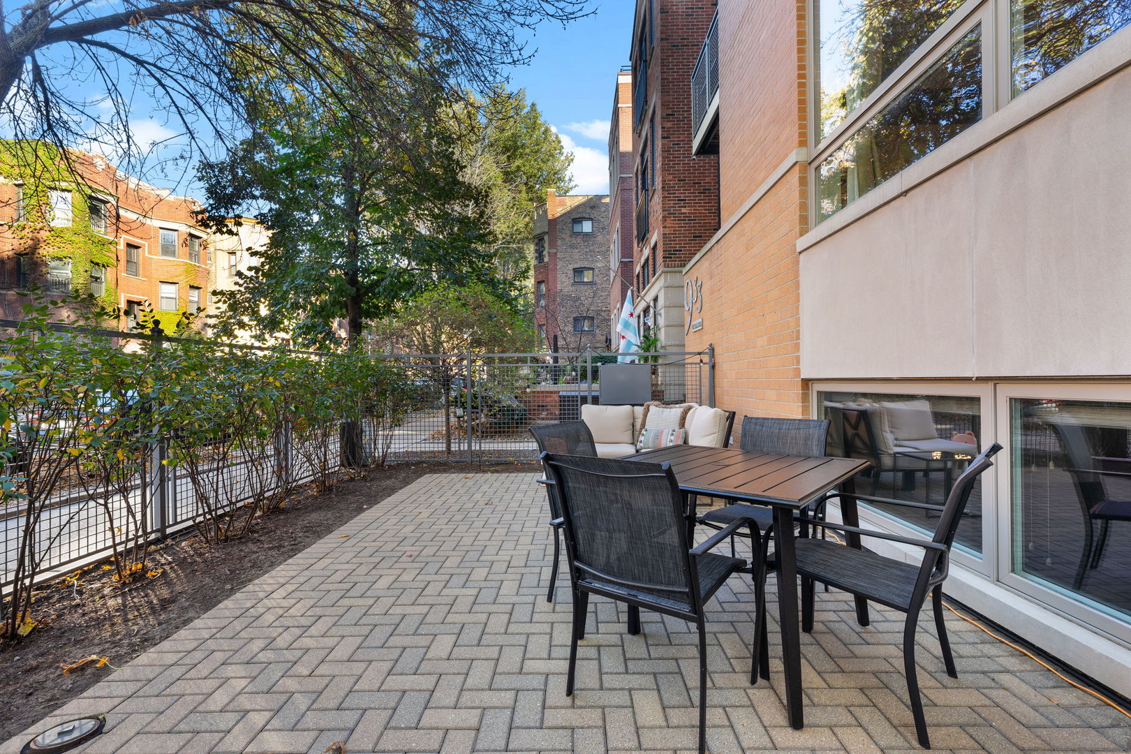 933 West George Street, Unit 1N Chicago, IL 60657 - Photo 28 of 30 a view of a patio with a table and chairs