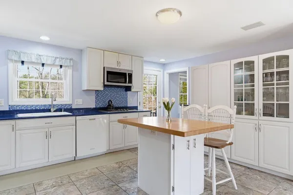$925,000 | 2 Courtlynn Circle, Saco, ME 04072