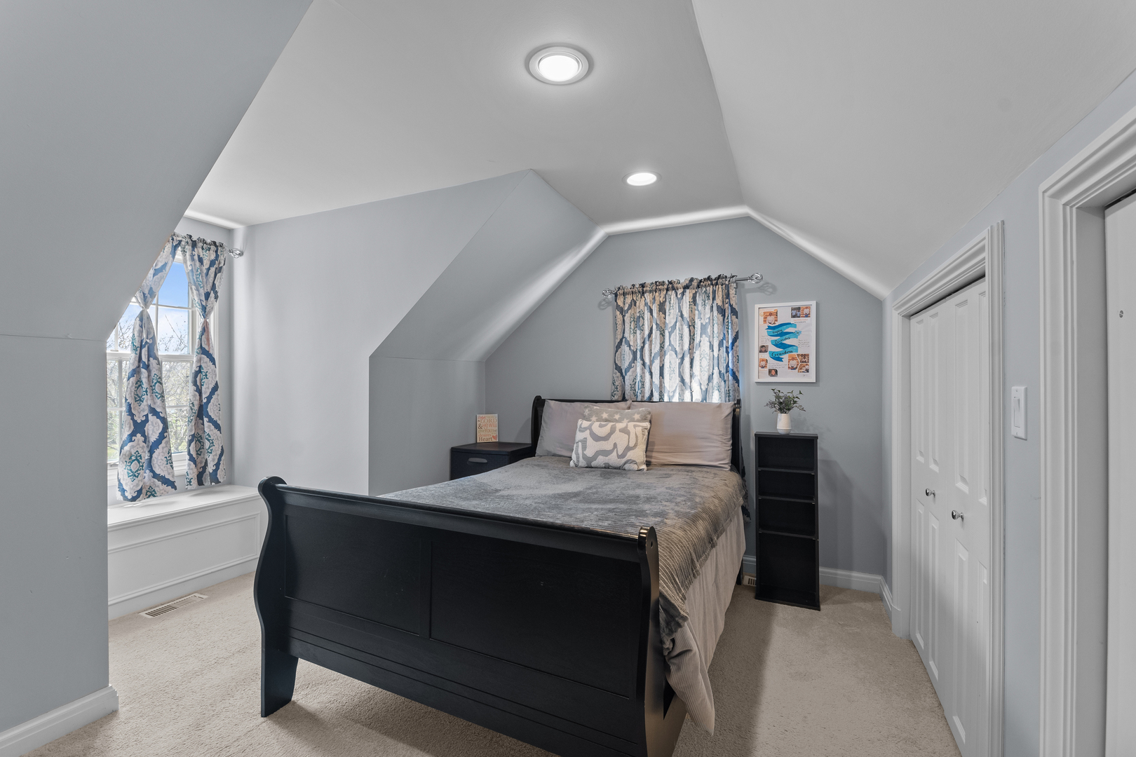 720 Newcastle Drive Lake Forest, IL 60045 - Photo 32 of 42 a dining room with a furniture and a chandelier