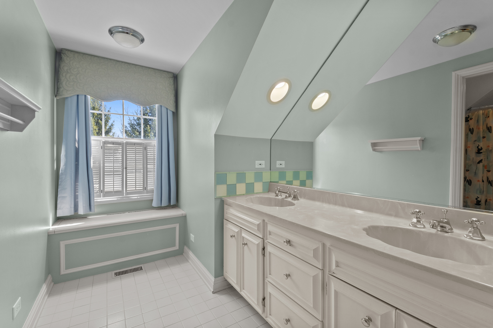 720 Newcastle Drive Lake Forest, IL 60045 - Photo 33 of 42 a bathroom with a sink double vanity and a tub