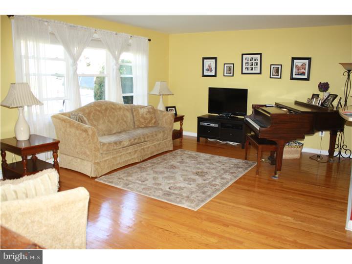 804 Sheldon Road Willow Grove, PA 19090 - Photo 3 of 15 Living Room
