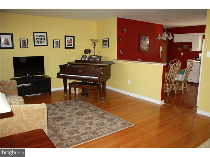 804 Sheldon Road Willow Grove, PA 19090 - Photo 4 of 15 Living Room