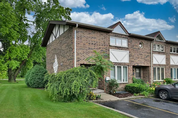 $300,000 | 214 West Avenue, Unit 1, Elmhurst, IL 60126